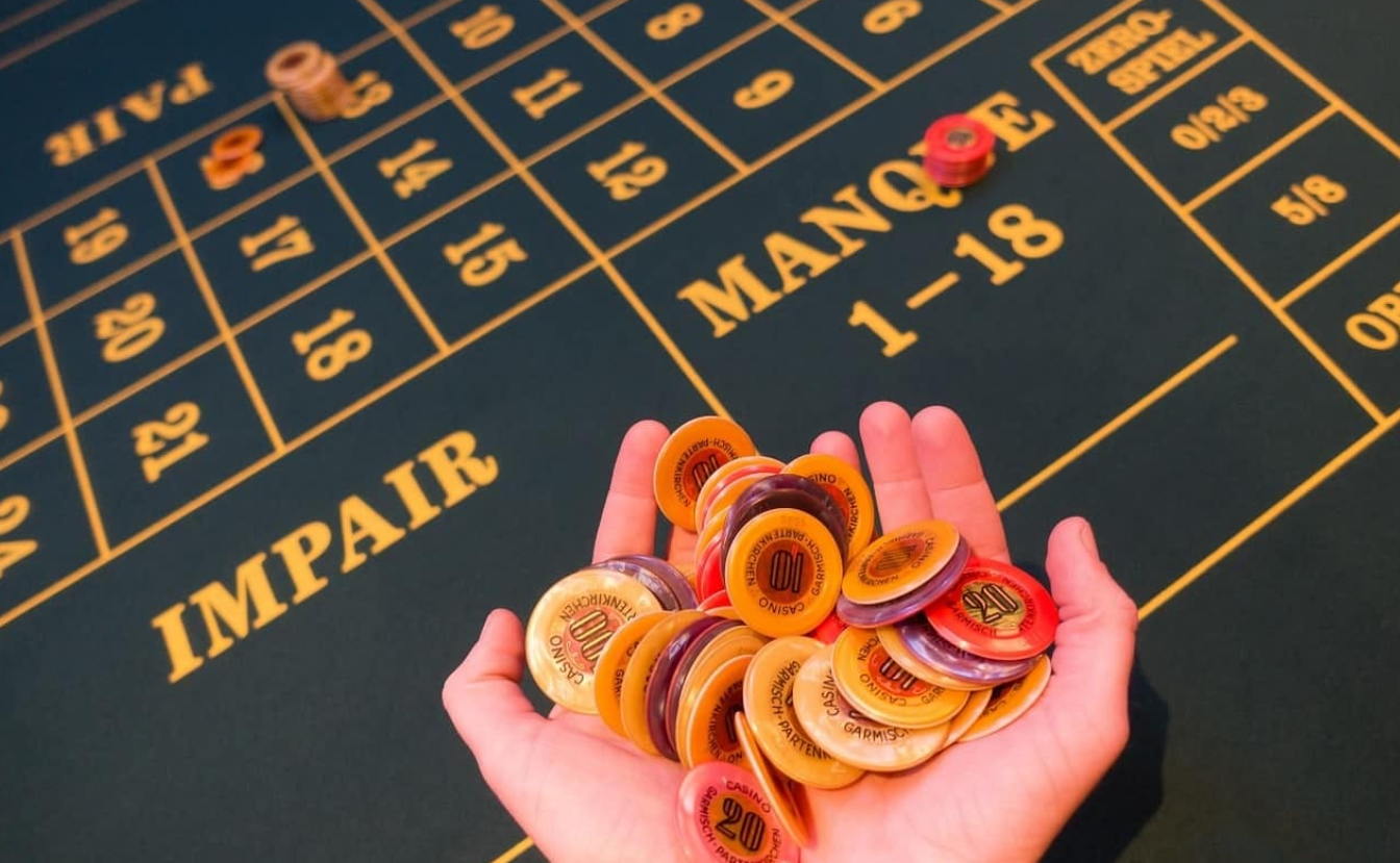 What attracts players to online casino slots 3
